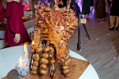 Kavrulmuş et bir açık ateşte pişmiş özel bir şekilde. Barbekü hazır kuzu veya koyun eti ve işkence tarafından işlenen.