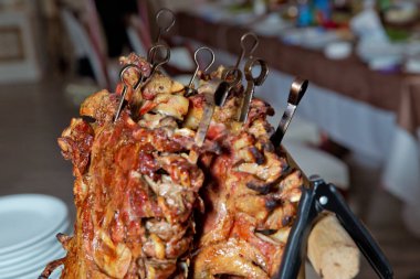 Birçok pişirme geleneksel kuzu mangal kavurma Türk. Kavrulmuş et bir açık ateşte pişmiş özel bir şekilde. Barbekü hazır kuzu veya koyun eti ve işkence tarafından işlenen.