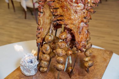 Birçok pişirme geleneksel kuzu mangal kavurma Türk. Kavrulmuş et bir açık ateşte pişmiş özel bir şekilde. Barbekü hazır kuzu veya koyun eti ve işkence tarafından işlenen.