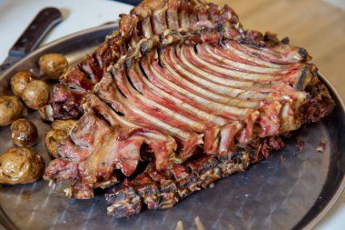 Kavrulmuş et bir açık ateşte pişmiş özel bir şekilde. Barbekü hazır kuzu veya koyun eti ve işkence tarafından işlenen.