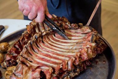 Kavrulmuş et bir açık ateşte pişmiş özel bir şekilde. Barbekü hazır kuzu veya koyun eti ve işkence tarafından işlenen.