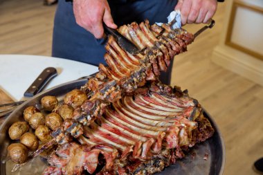 Kavrulmuş et bir açık ateşte pişmiş özel bir şekilde. Barbekü hazır kuzu veya koyun eti ve işkence tarafından işlenen.