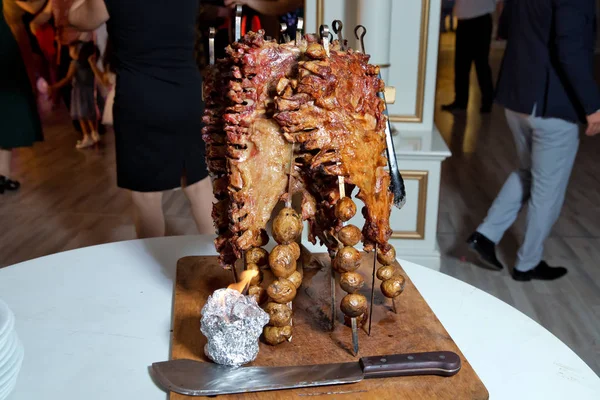 Kavrulmuş et bir açık ateşte pişmiş özel bir şekilde. Barbekü hazır kuzu veya koyun eti ve işkence tarafından işlenen.