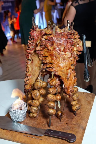 Kavrulmuş et bir açık ateşte pişmiş özel bir şekilde. Barbekü hazır kuzu veya koyun eti ve işkence tarafından işlenen.