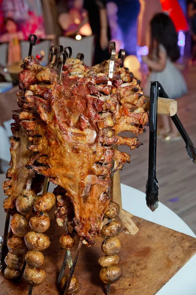 Birçok pişirme geleneksel kuzu mangal kavurma Türk. Kavrulmuş et bir açık ateşte pişmiş özel bir şekilde. Barbekü hazır kuzu veya koyun eti ve işkence tarafından işlenen.