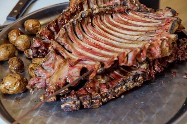 Kavrulmuş et bir açık ateşte pişmiş özel bir şekilde. Barbekü hazır kuzu veya koyun eti ve işkence tarafından işlenen.