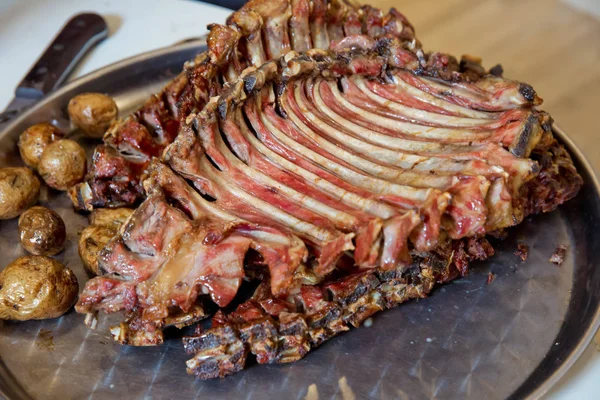 Kavrulmuş et bir açık ateşte pişmiş özel bir şekilde. Barbekü hazır kuzu veya koyun eti ve işkence tarafından işlenen.