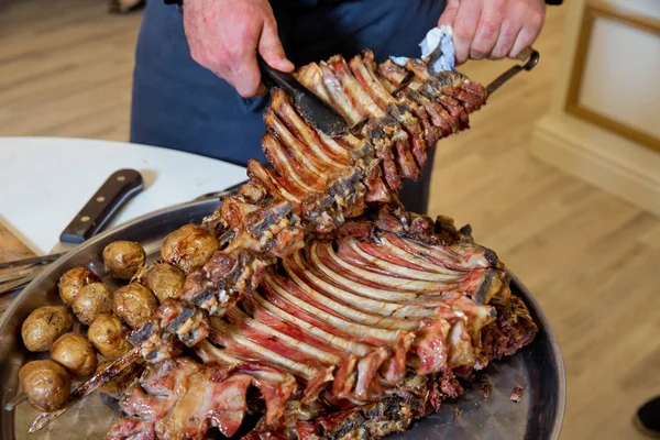 Kavrulmuş et bir açık ateşte pişmiş özel bir şekilde. Barbekü hazır kuzu veya koyun eti ve işkence tarafından işlenen.