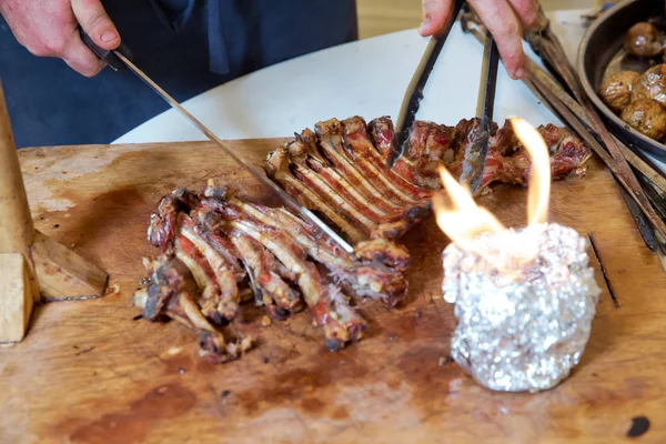 Birçok pişirme geleneksel kuzu mangal kavurma Türk. Kavrulmuş et bir açık ateşte pişmiş özel bir şekilde. Barbekü hazır kuzu veya koyun eti ve işkence tarafından işlenen.