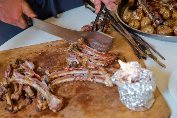 Birçok pişirme geleneksel kuzu mangal kavurma Türk. Kavrulmuş et bir açık ateşte pişmiş özel bir şekilde. Barbekü hazır kuzu veya koyun eti ve işkence tarafından işlenen.