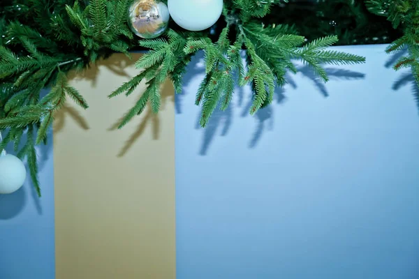 Las Ramas Del Árbol Con Las Bolas Azules Los Copos —  Fotos de Stock