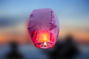 Balon uçan fenerler, sıcak hava balonu kadar fener uçar gökyüzünde yüksek ateş.