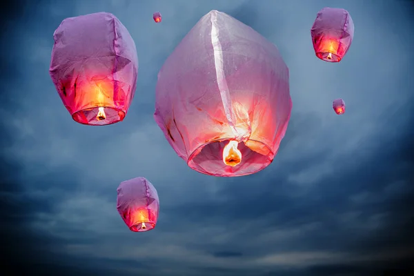 Balon uçan fenerler, sıcak hava balonu kadar fener uçar gökyüzünde yüksek ateş.