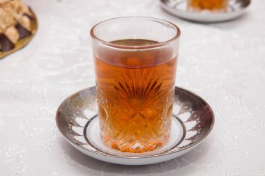 Azerbaycan çay tepsisi portre üzerinde geleneksel cam