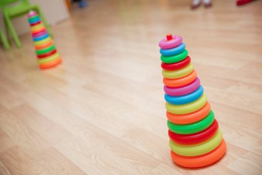 Eğitici oyuncaklar izole sarı halkalar, sürükleyici küçük bebekler için. Oyuncak bebekler ve küçük çocuklar sevinçle mekanik becerileri ve renkleri öğrenmek için.