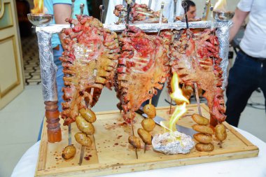 Barbekü hazır kuzu veya koyun eti ve işkence tarafından işlenir. Özel bir şekilde pişmiş bir açık ateşte kızarmış et.