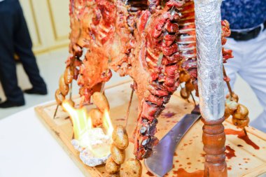 Barbekü hazır kuzu veya koyun eti ve işkence tarafından işlenir. Özel bir şekilde pişmiş bir açık ateşte kızarmış et.