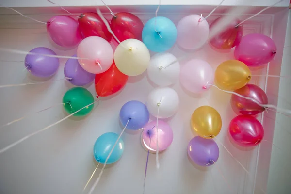 Bunte Luftballons Schweben Der Weißen Decke Partyraum Hochzeit Oder Kindergeburtstag — Stockfoto