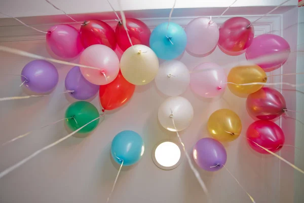 Цветные Воздушные Шары Плавают Белом Потолке Комнате Вечеринки Свадьба Детский — стоковое фото