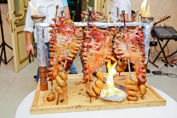 Barbekü hazır kuzu veya koyun eti ve işkence tarafından işlenir. Özel bir şekilde pişmiş bir açık ateşte kızarmış et.