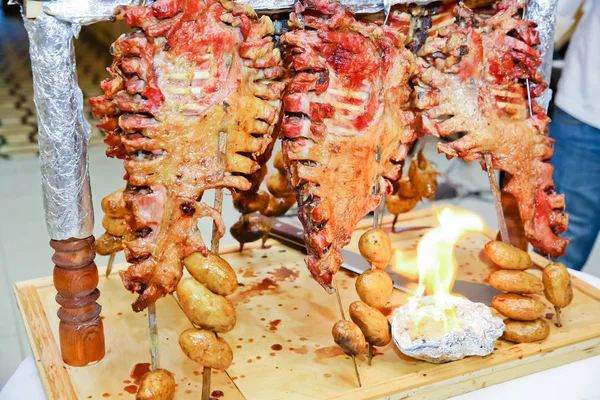 Barbekü hazır kuzu veya koyun eti ve işkence tarafından işlenir. Özel bir şekilde pişmiş bir açık ateşte kızarmış et.