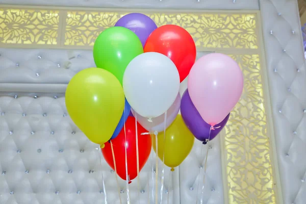 Manojo Colorido Globos Huevo Pascua Sobre Fondo Blanco Brillante Concepto — Foto de Stock