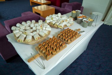 Kahve köpüğü ile kokteyl bardak toz tarçın ile dekore edilmiştir. .