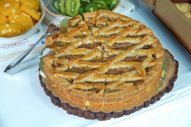 Sarı krem, kiraz ve üzüm ile dekore edilmiş kapatmak sarı desenli pasta