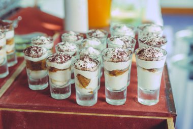 Sıcak Latte macchiato kahve cam kapatın. Cam soğuk cafe latte. Kahve köpüğü ile kokteyl bardak toz tarçın ile dekore edilmiştir. kahve içecek buharda pişmiş süt ve tarçın .