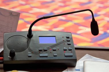 Çevirmenler odacık. yorumlama - mikrofon ve geçiş panosunda bir simultane tercüman booth. Yumuşak odak kablosuz konferans mikrofonlar ve not defterinde bir toplantı salonu.