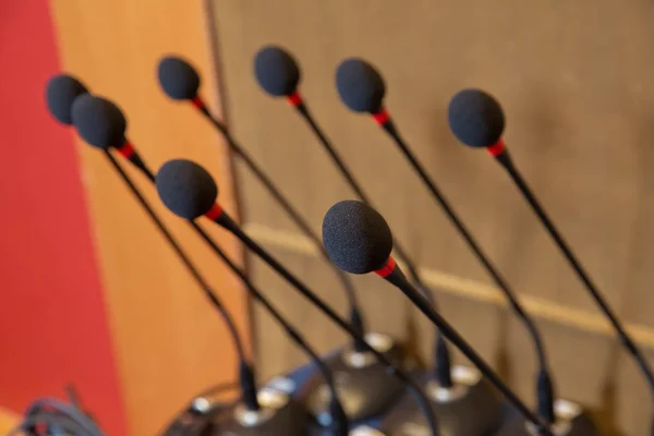 Detalhe Uma Cabeça Microfone Uma Mesa Alto Falante Uma Konference — Fotografia de Stock