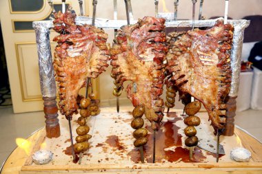 Birçok pişirme geleneksel kuzu mangal kavurma Türk. Kavrulmuş et bir açık ateşte pişmiş özel bir şekilde. Barbekü hazır kuzu veya koyun eti ve işkence tarafından işlenen.