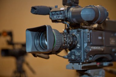 video kamera bir tripod (ile mükemmel kırpma yolu) olarak ayarlayın. Profesyonel üretim video kamera.