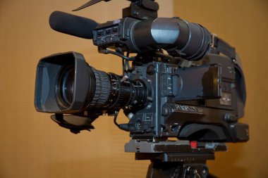 Profesyonel dijital video kamera. 4 k video fotoğraf makinesi için aksesuarlar. TV kamera bir konser salonunda. Video kamera objektif - kayıt show Tv Studio - odak fotoğraf makinesi diyafram