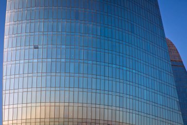 Bulutlar modern ofis binası Windows'da yansıtıyordu. ayrıntı görüntüsünü modern mimari cephe, iş kavramlar, Azerbaycan'da şehir.