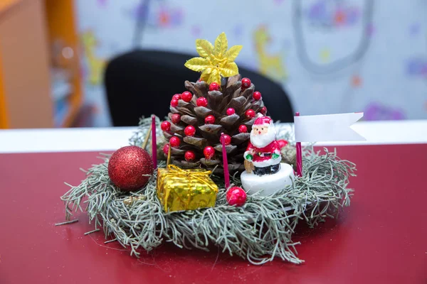 Decoraciones Navideñas Con Regalos Piña Caída Los Juguetes Año Nuevo —  Fotos de Stock