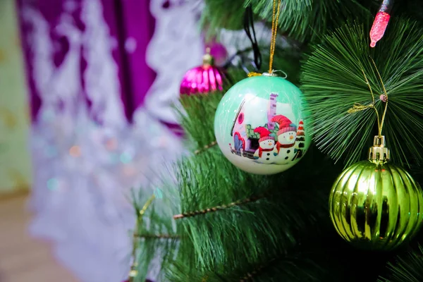 Hintergrund Einer Uhr Hängt Eine Weihnachtskugel Ist Zeit Für Ein — Stockfoto