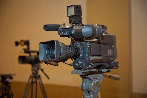 Video Kamera Ett Stativ Med Utmärkta Urklippsbana Professionell Produktion Videokamera — Stockfoto
