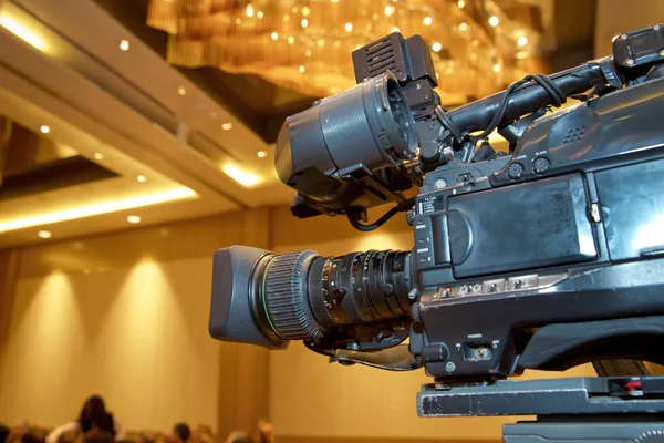 Videokamera Auf Einem Stativ Mit Ausgezeichnetem Clipping Pfad Professionelle Videokamera — Stockfoto
