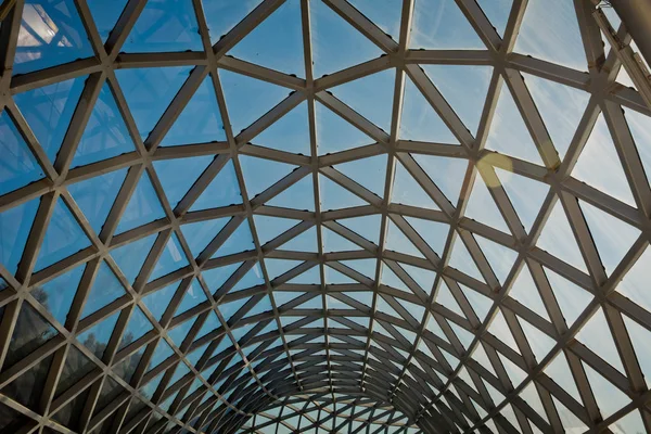 Glasdach Eines Modernen Gebäudes Und Blauer Himmel Dreieck Aluminiumlegierung Struktur — Stockfoto