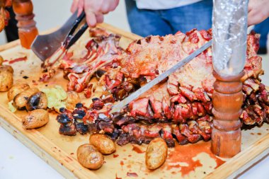 Barbekü hazır kuzu veya koyun eti ve işkence tarafından işlenir. Özel bir şekilde pişmiş bir açık ateşte kızarmış et.