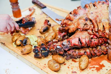 Barbekü hazır kuzu veya koyun eti ve işkence tarafından işlenir. Özel bir şekilde pişmiş bir açık ateşte kızarmış et.