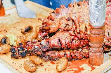 Barbekü hazır kuzu veya koyun eti ve işkence tarafından işlenir. Özel bir şekilde pişmiş bir açık ateşte kızarmış et.