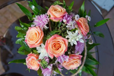 Çok renkli gül çiçek düğün dekorasyonu. Gül yakın çekim güzel buket. Pembe gül, güzel doğası arka plan