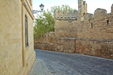 Azerbaycan. Eski kale, Bakü Eski Şehir giriş kapısı. Bakü, Azerbaycan. Bakü'deki eski şehir duvarlarının. Icheri Şirvanşahlar Sarayı UNESCO Dünya Miras Listesi var. Icheri Bakü – Şirvanşahlar Sarayı.