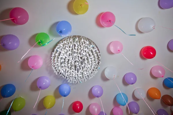 Heliumballons Bunte Luftballons Schweben Der Weißen Decke Partyraum Hochzeit Oder — Stockfoto