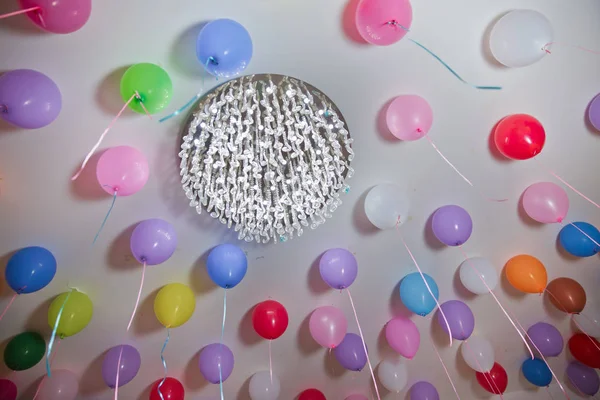 Heliumballons Bunte Luftballons Schweben Der Weißen Decke Partyraum Hochzeit Oder — Stockfoto