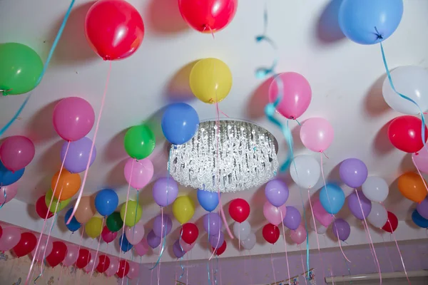 Μπαλόνια Ήλιου Πολύχρωμα Μπαλόνια Επιπλέουν Στο Λευκό Ταβάνι Στο Δωμάτιο — Φωτογραφία Αρχείου