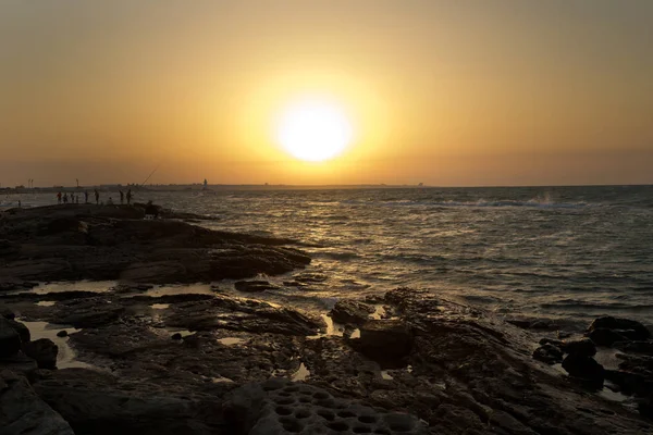 Pêcheur Pêche Dans Mer Beau Coucher Soleil Sur Plage Couleurs — Photo