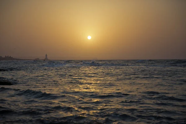 Рыбак Рыбачит Море Закат Пляже Удивительные Цвета Свет Сияющий Сквозь — стоковое фото